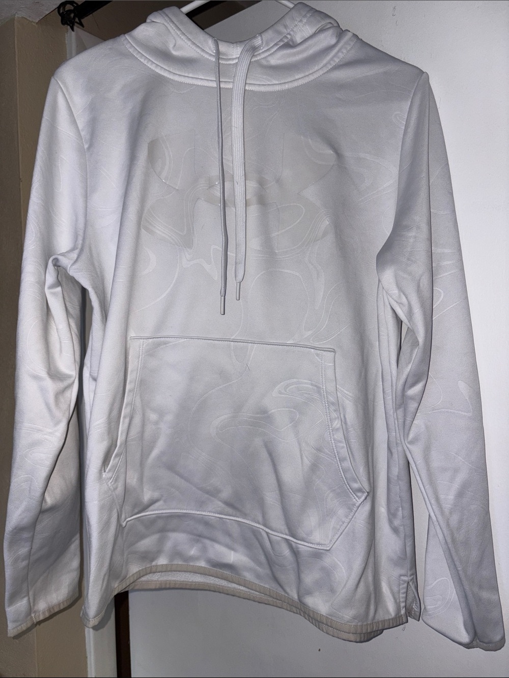 Under Armour White Pullover Hoodie with Subtle Marble Texture